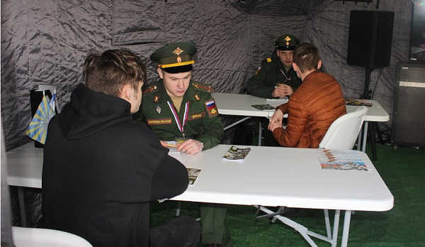 Костромичи записывались добровольцами в армию прямо во время первомайского митинга-концерта