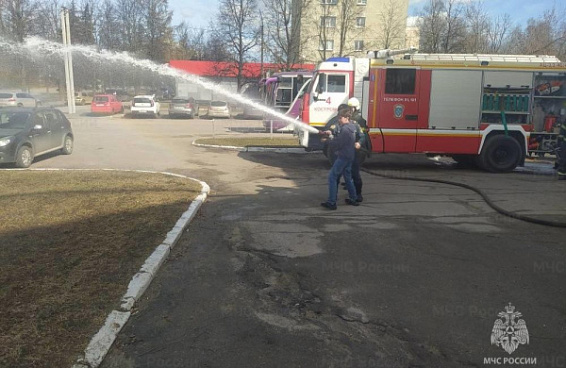Школьников из Москвы познакомили с работой костромской пожарной части