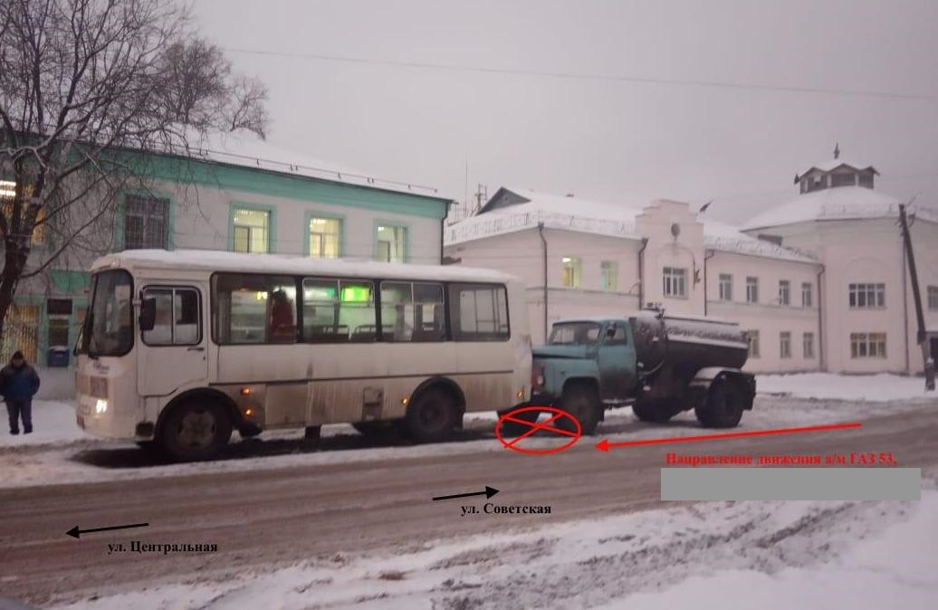 В Костромской области грузовик въехал в стоящий автобус