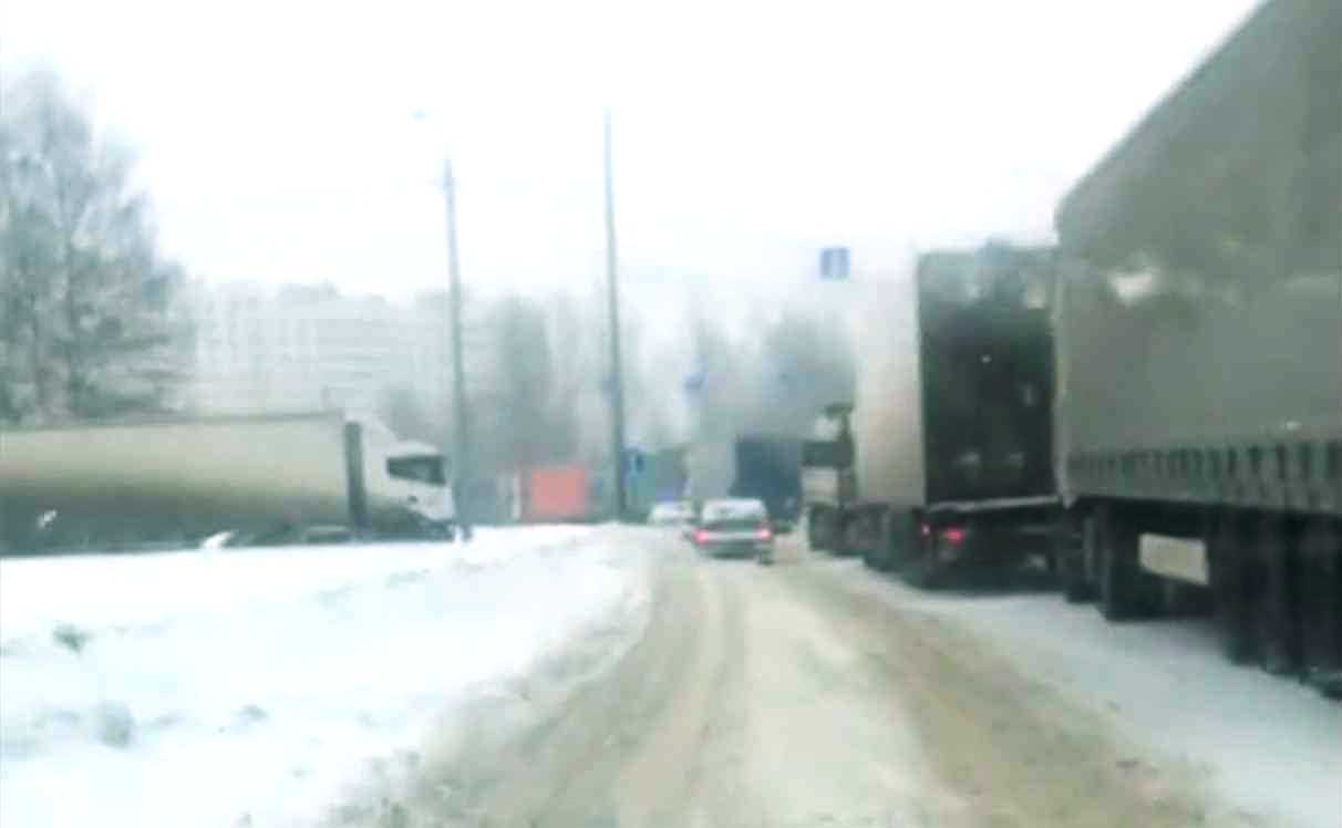 Дальнобойщикам советуют объезжать Кострому из-за снегопада