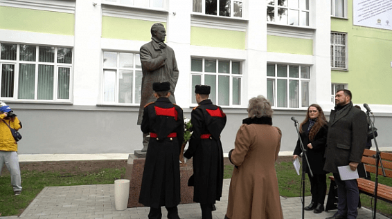 В Костроме торжественно открыли памятник Александру Зиновьеву