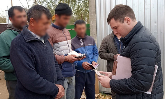 Ещё паре натурализовавшихся в Костроме мигрантов вручили повестки в военкомат