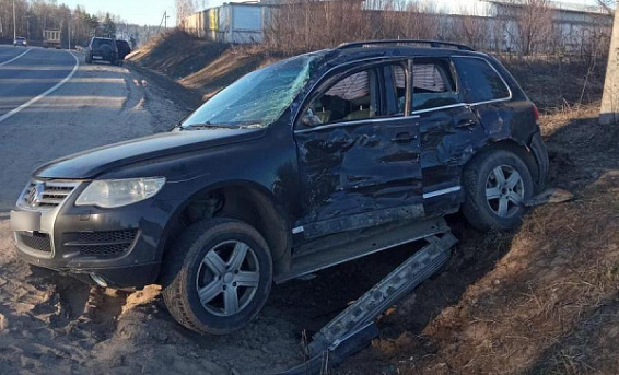 Водитель легковой машины госпитализирован после столкновения с фурой на костромской трассе