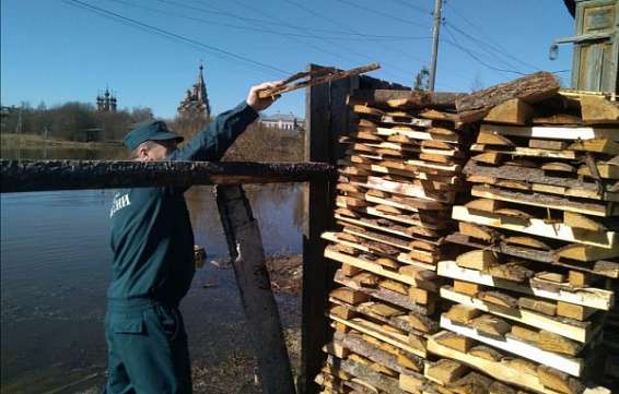 Сотрудники МЧС спасли дрова пожилых костромичей