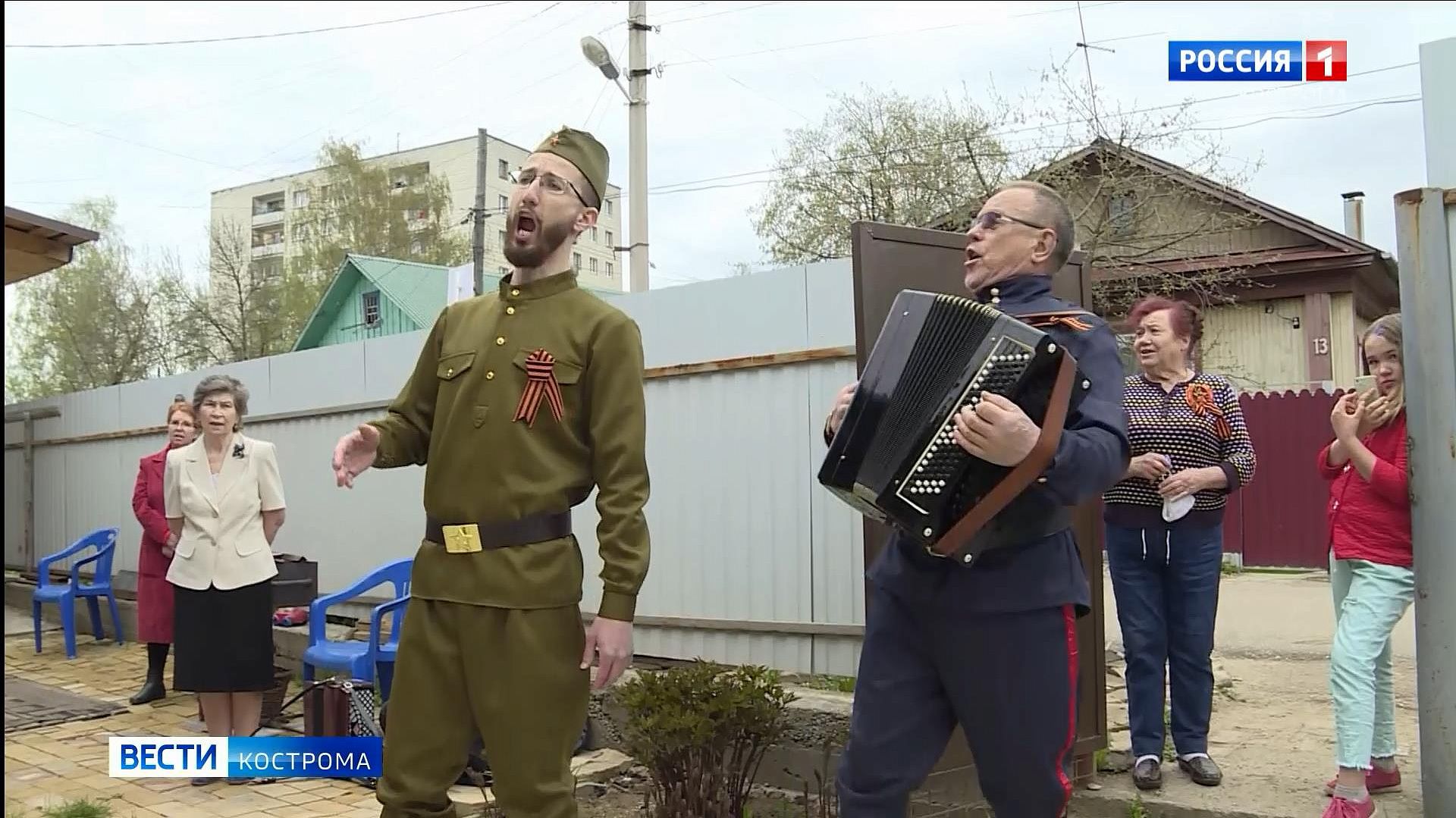 Концерт с доставкой на дом: костромские музыканты исполнили ветеранам песни Победы