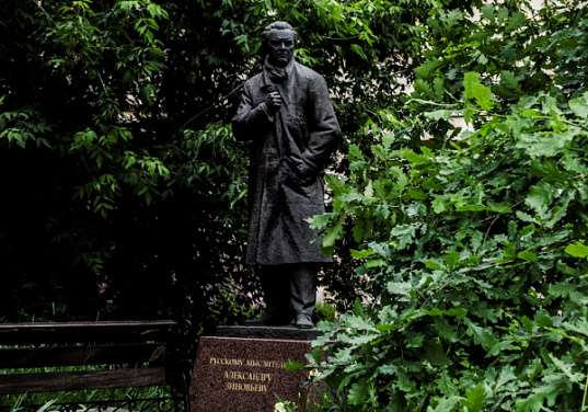 В сквере у Костромского госуниверситета демонтировали памятник философу Зиновьеву