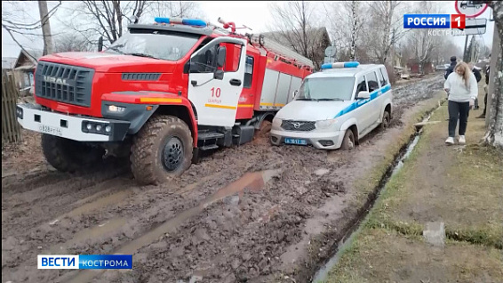 Три машины экстренных служб завязли на улицах костромского райцентра